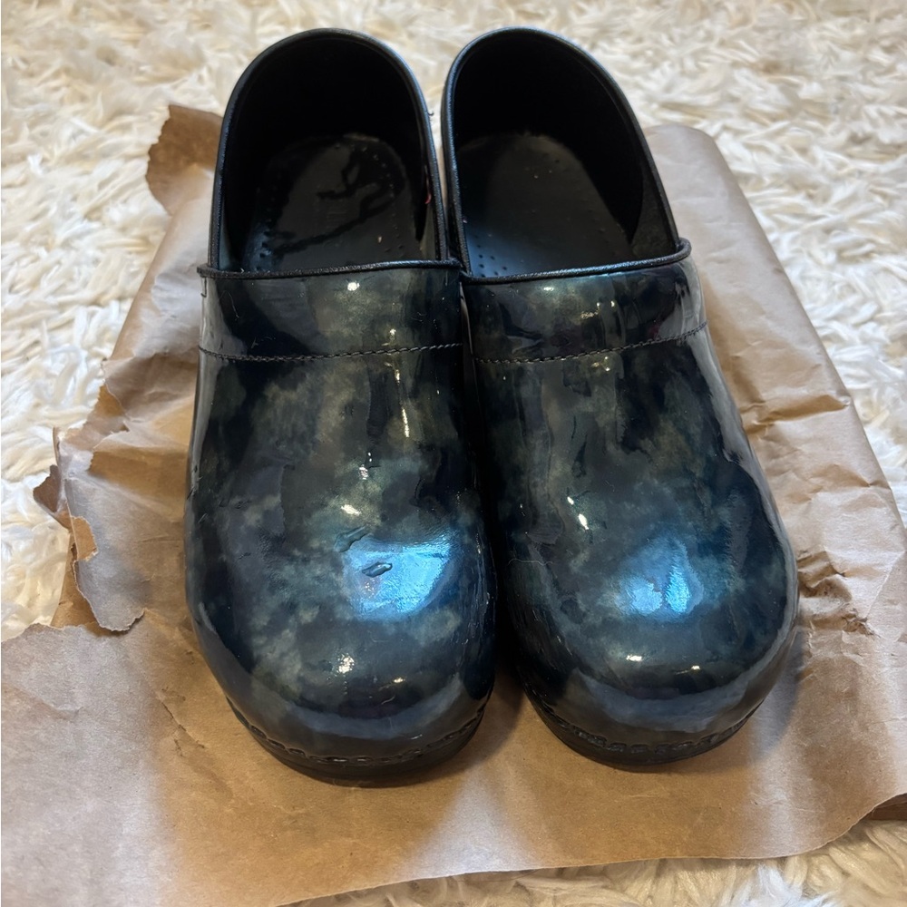 Sanita Cloudy Blue Shiny Patent Clogs